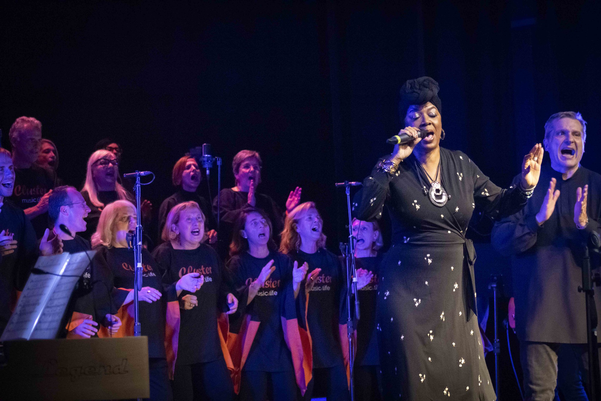 Joyce Elaine Yuille in concerto con coro Cluster