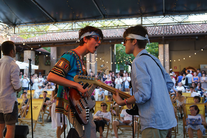 Chitarrista e bassista in concerto