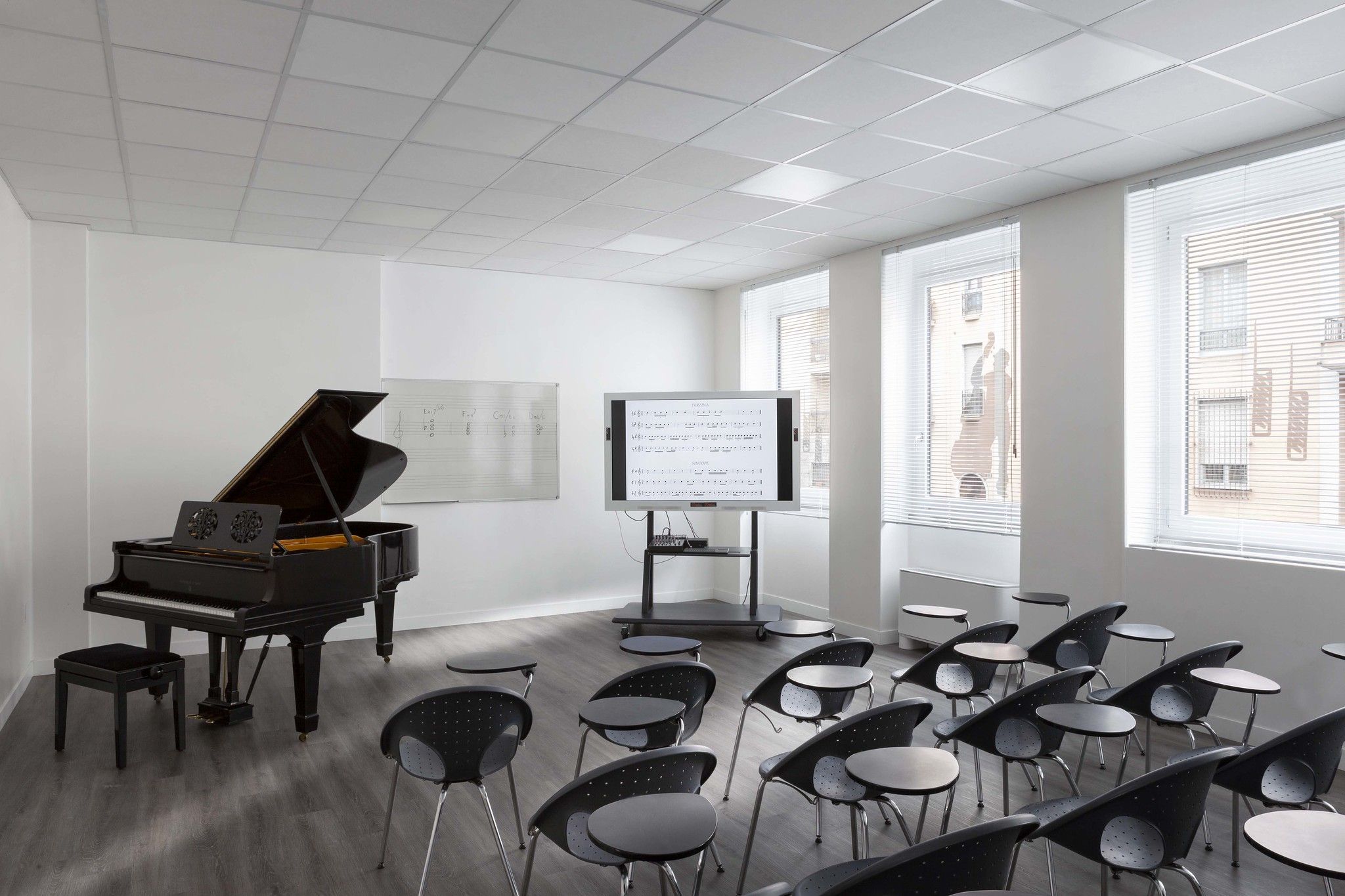 Foto di un'aula della sede Cluster con strumentazione