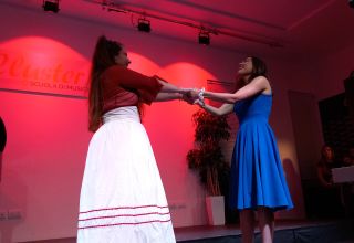 Due studentesse recitano una scena di musical in inglese durante il corso di Musical Theatre