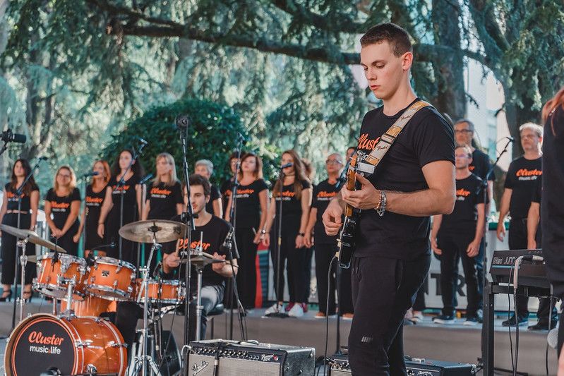 ClusterLive musicisti che suonano o cantano