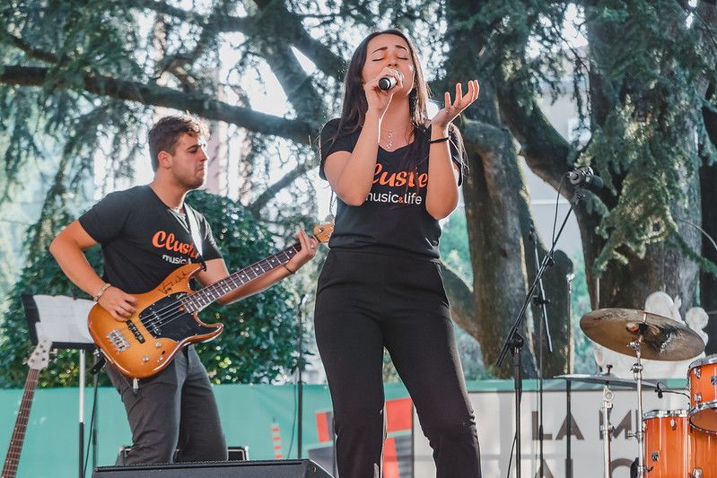 Cantante e bassista che si esibiscono