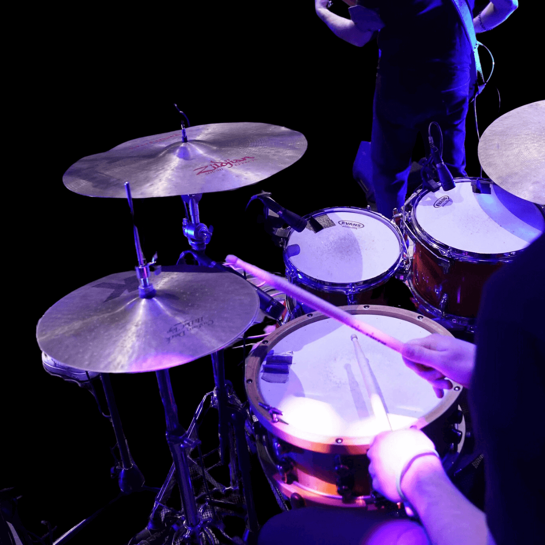 Studente di batteria a Cluster in concerto