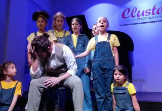 Studenti in scena interpretano un ruolo assegnato nel corso di Musical Theatre