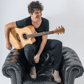 Antonello Fiamma esegue brani originali fingerstyle nel concerto GuitarLandscapes