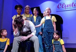 Studenti in scena interpretano un ruolo assegnato nel corso di Musical Theatre