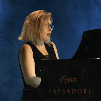Volha Karmyzava interpreta Chopin e Šostakovič al pianoforte