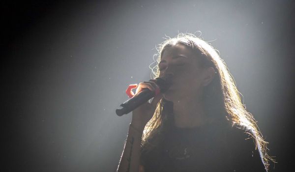 Cantante Cluster si esibisce durante una ClusterNight