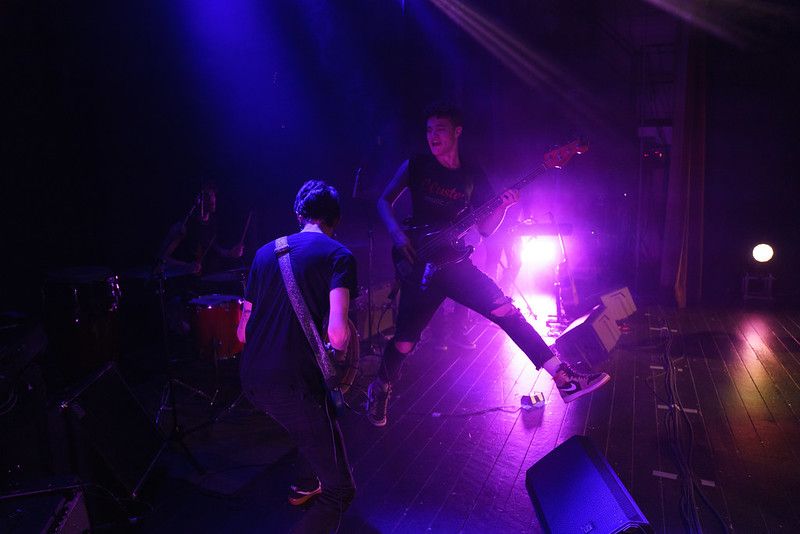 Studenti Cluster in concerto suonano Basso elettrico