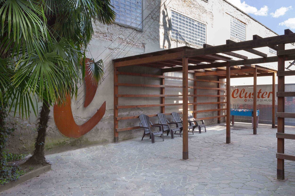Foto del cortile privato della scuola di musica Cluster