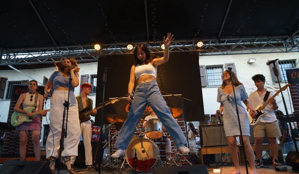 Cantanti e musicisti Cluster in concerto al Mare Culturale Urbano