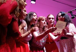 Studenti analizzano e interpretano un copione teatrale nel corso di Musical Theatre