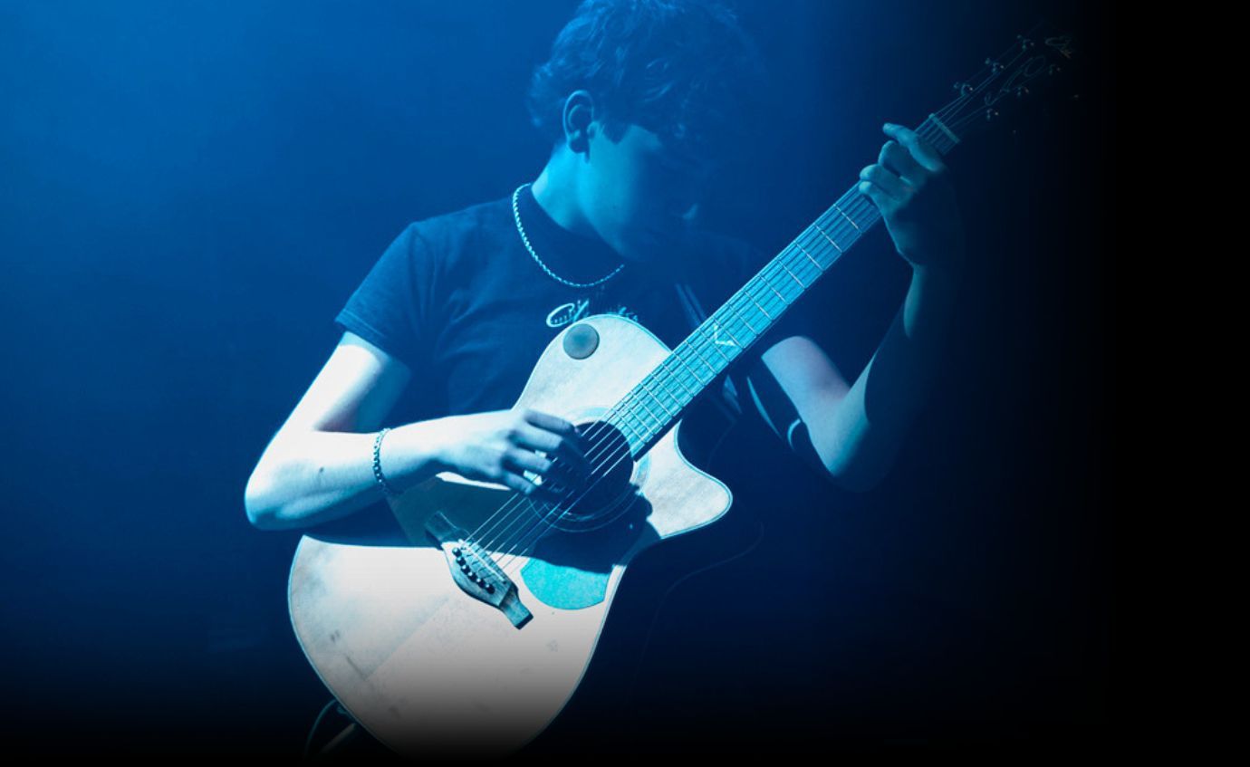 Dettaglio della paletta di una chitarra elettrica con meccaniche cromate del Corso di Chitarra alla Scuola e Accademia di Musica Cluster