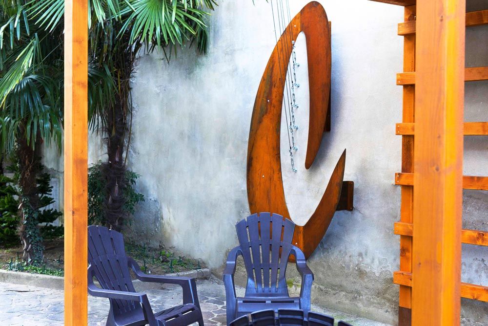 Foto del cortile privato della scuola di musica Cluster