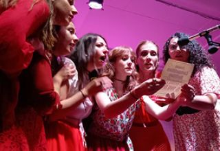 Studenti analizzano e interpretano un copione teatrale nel corso di Musical Theatre